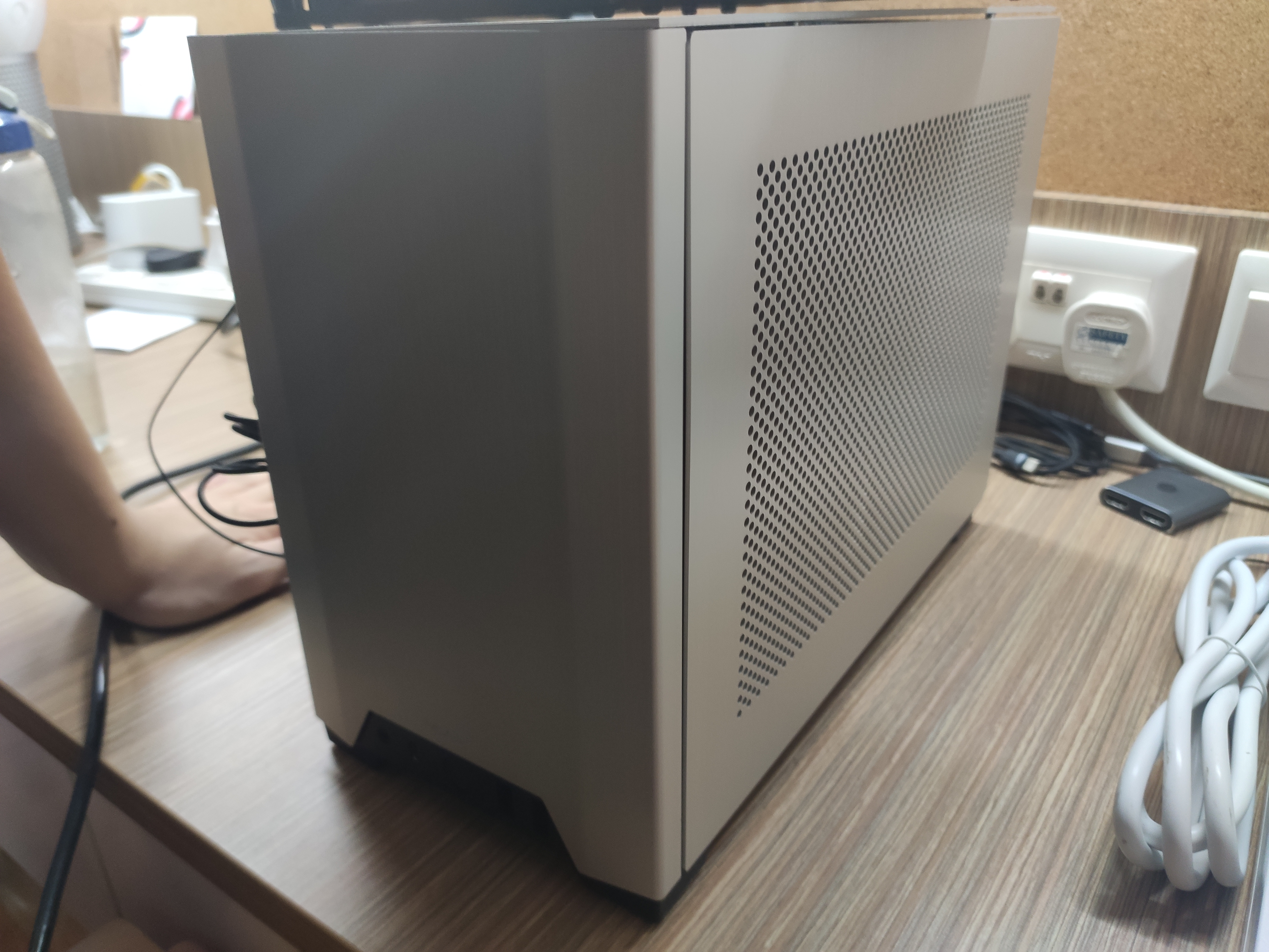 Yeah well there's a bit of a gap on the motherboard side due to all the cables stuffed there but it faces away from me so thats okay After Cable Management